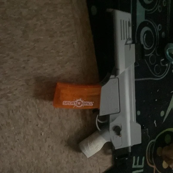 It is custom it comes with ever thing and it has a beam on it it shoots fast